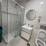 Point 11 & Private Garage דירה *