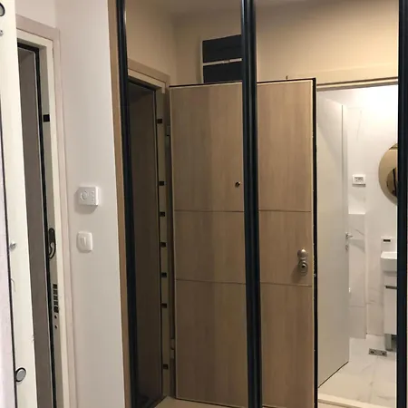 Point 11 & Private Garage Apartment