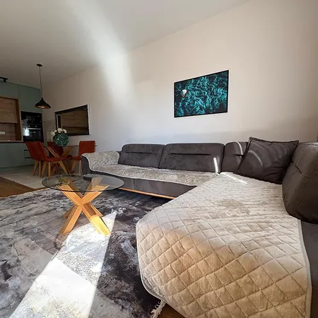 Point 11 Apartment *