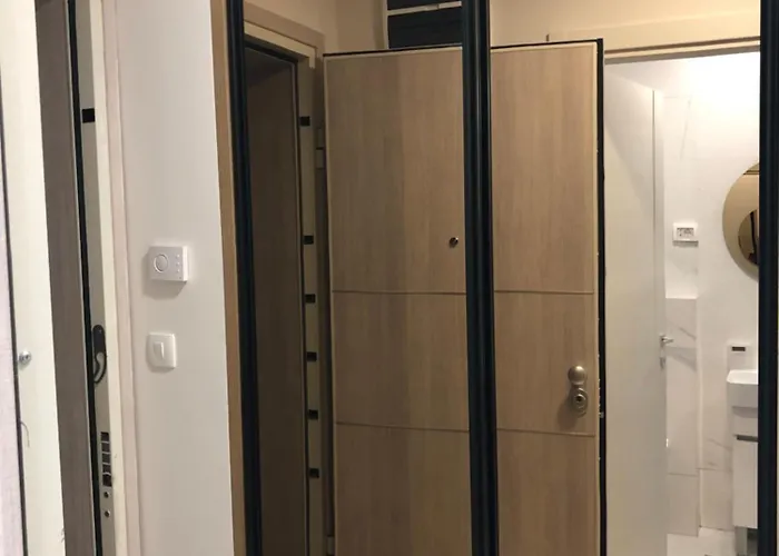 Apartments Central Point 11 & Private Garage דירה