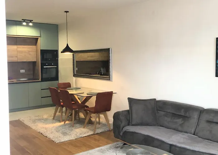 Apartments Central Point 11 & Private Garage דירה