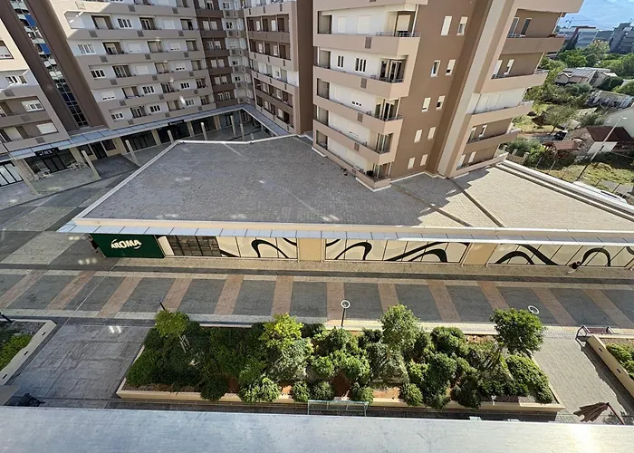 Point 11 & Private Garage بودغوريتْسا