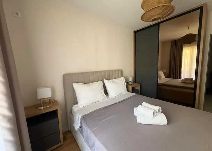 Apartments Central Point 11 & Private Garage דירה